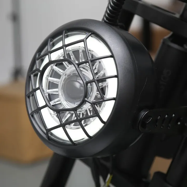 Emoko C93 noir élégant, design moderne et robuste