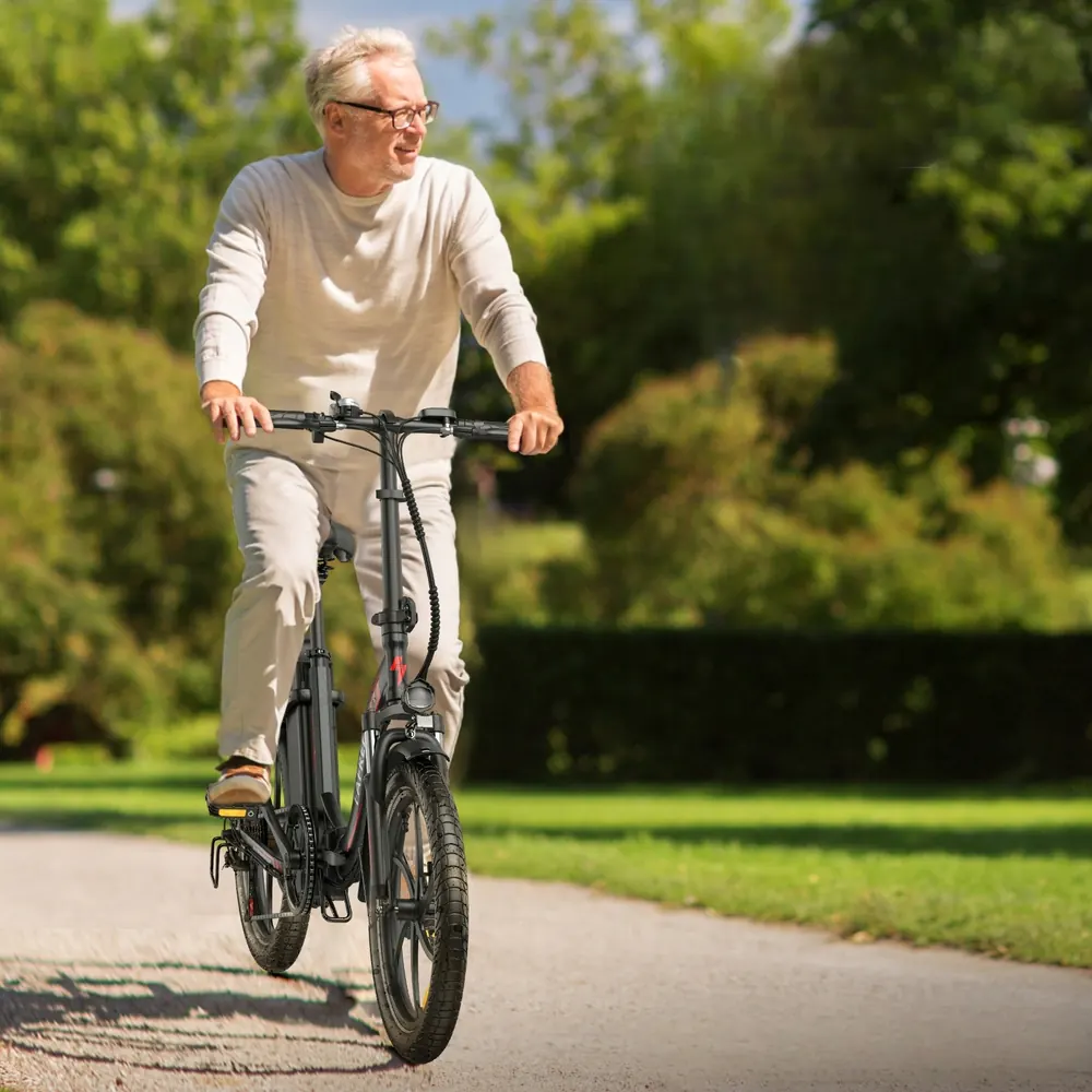 Vélo électrique pliant Fafrees F20+ avec cadre step-through, préréglé et ajusté.