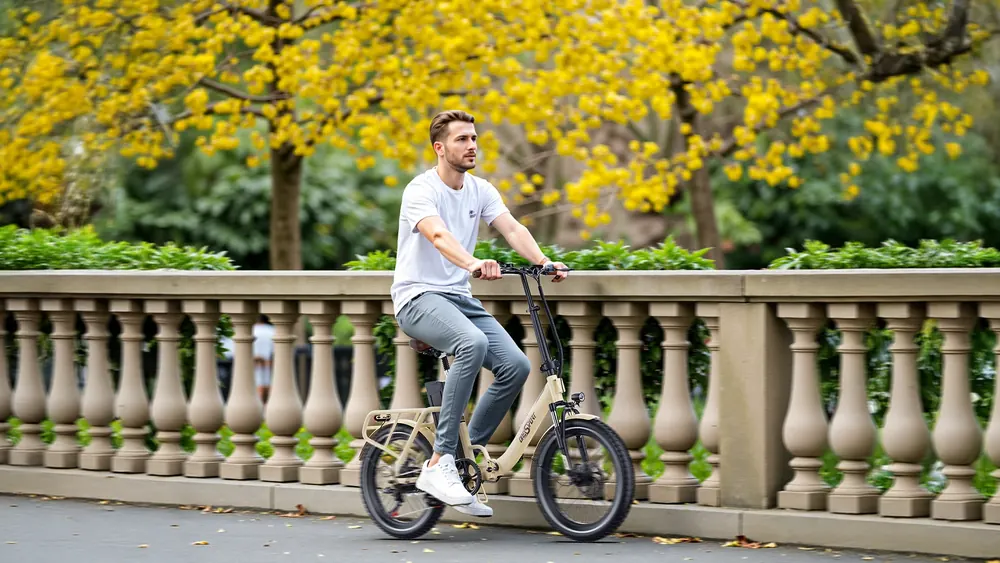 Cycliste mesurant 158-198 cm sur le vélo électrique pliant ONESPORT OT16-2
